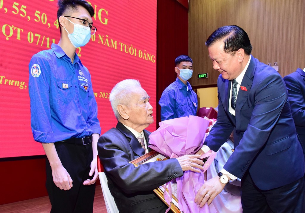 Lãnh đạo TP Hà Nội trao Huy hiệu Đảng tại quận Hai Bà Trưng