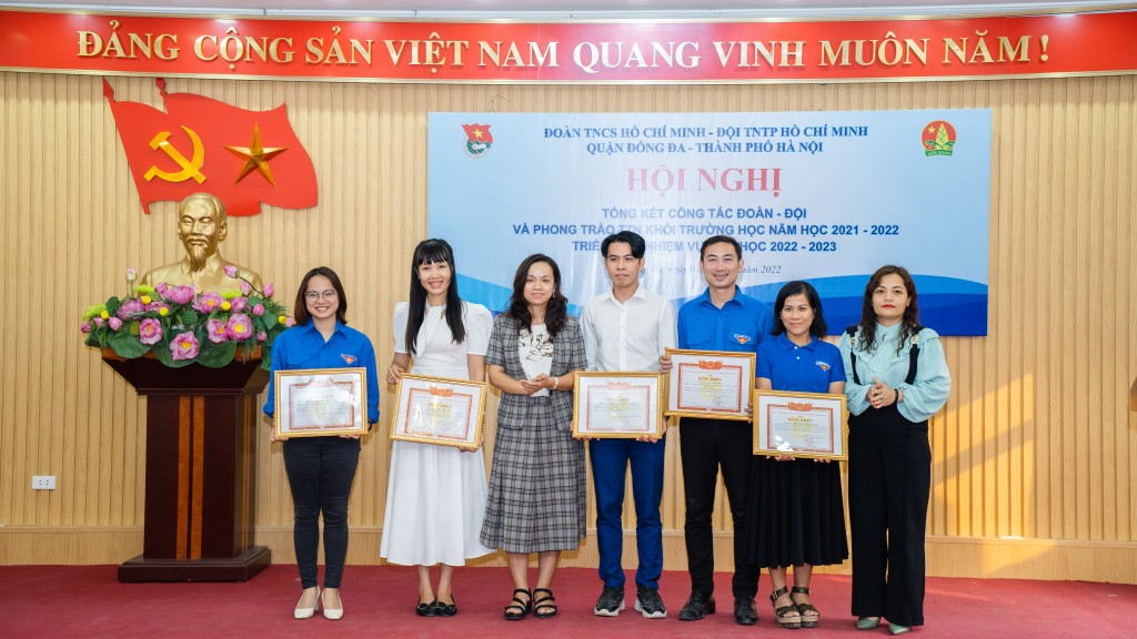 Ban Chấp hành Đoàn TNCS HCM quận Đống Đa tặng giấy khen ghi nhận và biểu dương những kết quả của các tập thể và cá nhân đã đạt được trong năm học vừa qua