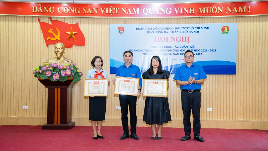 Đồng chí Ngô Văn Thiện - Ủy viên BTV, Trưởng ban Đoàn kết thanh niên và Địa bàn dân cư Thành đoàn, Phó Chủ tịch Thường trực Hội LHTN TP Hà Nội tặng giấy khen cho các cá nhân, tập thể có thành tích xuất sắc