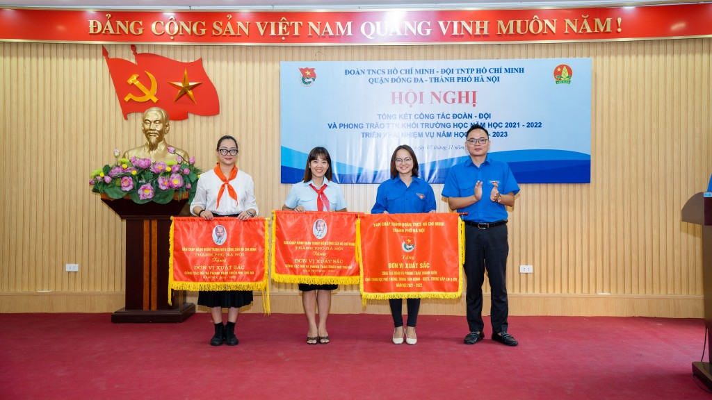 Các đơn vị có thành tích xuất sắc trong công tác Đoàn, Đội và phong trào thanh thiếu nhi Thủ đô được trao tặng cờ dẫn đầu thi đua