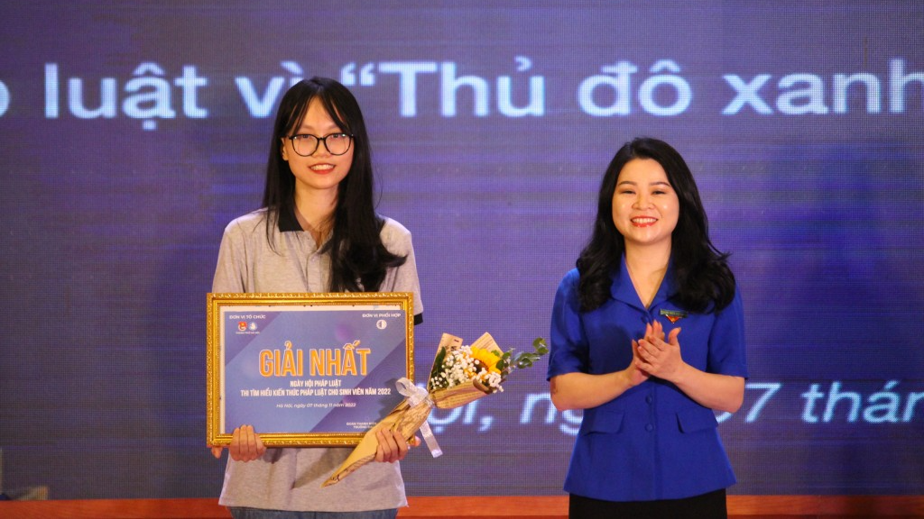 Thí sinh Trần Khánh Linh, trường Đại học Luật Hà Nội xuất sắc giành giải Nhất cuộc thi 