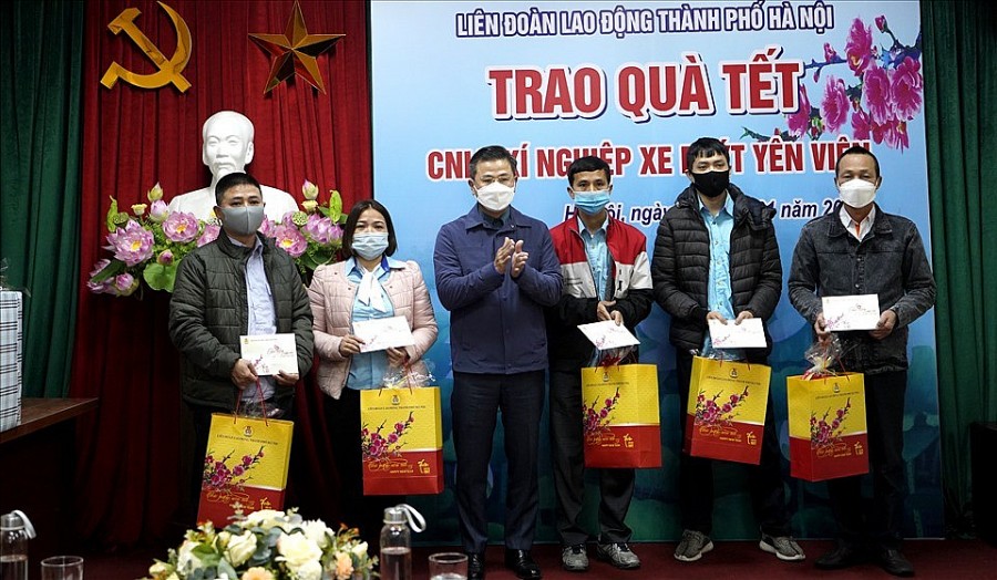Công nhân lao động Xí nghiệp Xe buýt Yên Viên nhận quà hỗ trợ dịp Tết của Liên đoàn Lao động Thành phố Hà Nội