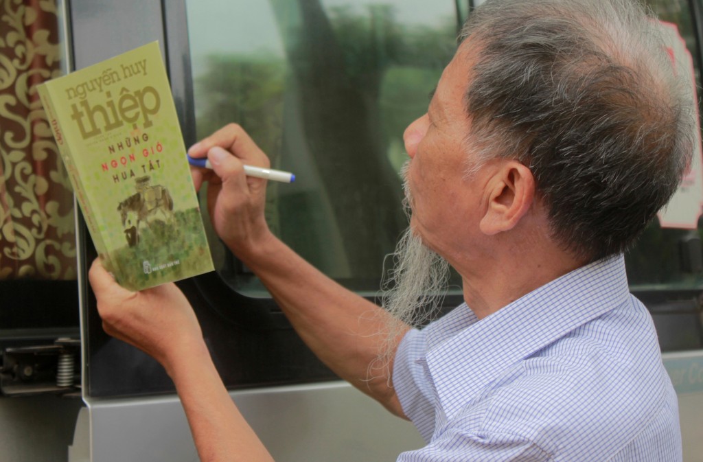 Nhà văn Nguyễn Huy Thiệp ký tặng tập truyện Những ngọn gió Hua Tát ngay tại sân trường cấp III Mai Sơn, nơi ông từng dạy học vào cuối thập niên 1970. Ảnh: Mai Anh Tuấn Nhà văn Nguyễn Huy Thiệp ký tặng tập truyện Những ngọn gió Hua Tát ngay tại sân trường cấp III Mai Sơn, nơi ông từng dạy học vào cuối thập niên 1970. Ảnh: Mai Anh Tuấn
