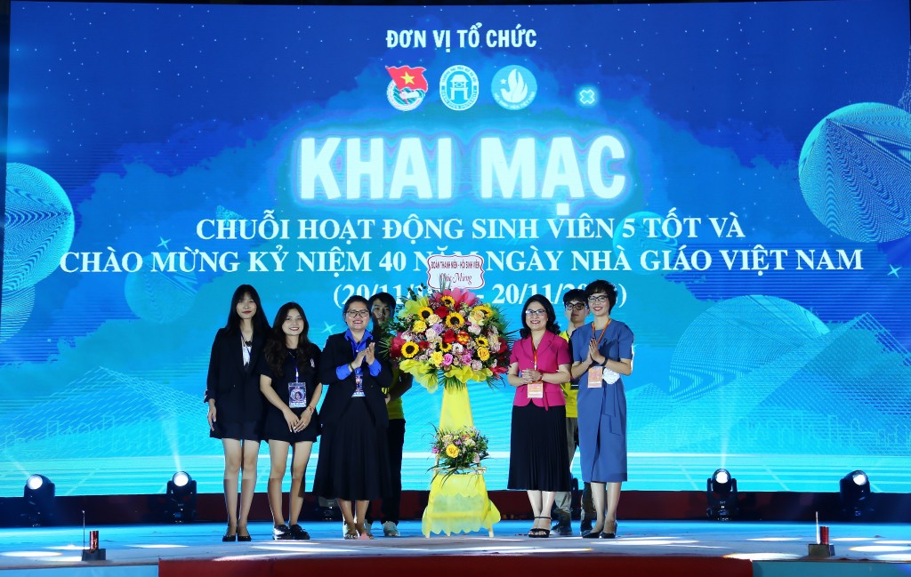 Đầy sức trẻ trong Đêm đại nhạc hội Fly Up chào tân sinh viên