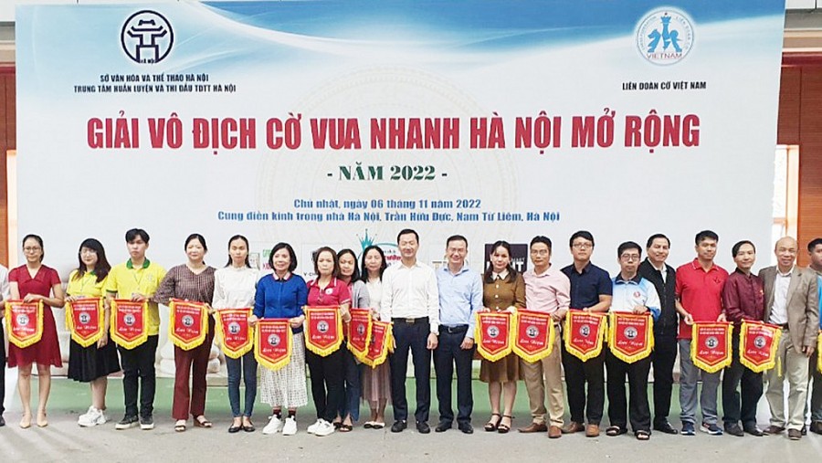 Lãnh đạo Tổng cục TDTT, Sở Văn hóa và Thể thao Hà Nội trao cờ lưu niệm cho đại diện các đoàn dự giải