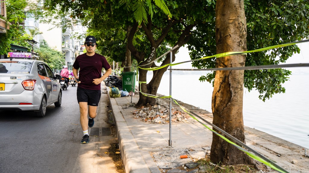 Việc thi công thay hàng rào mới cũng khiến vỉa hè nhiều đoạn bị thu hẹp lại, người dân buộc phải di chuyển dưới lòng đường