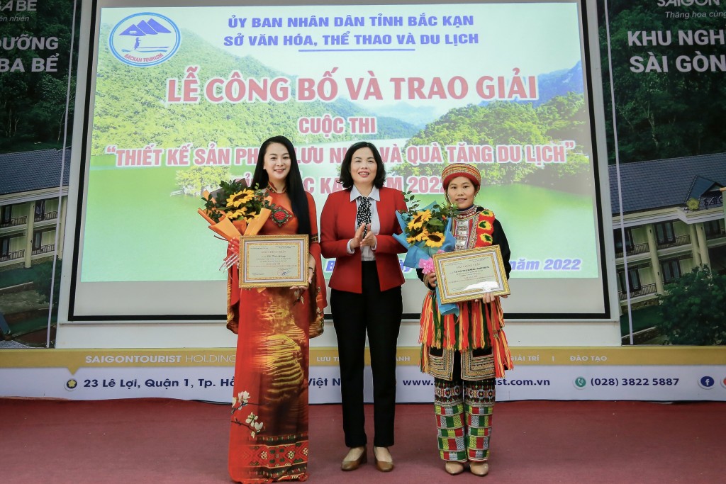 NTK Vũ Thảo Giang (trái) nhận giải thưởng thiết kế sản phẩm du lịch 2022 từ bà Trần Thị Lộc - Trưởng ban Tuyên giáo Tỉnh ủy Bắc Kạn