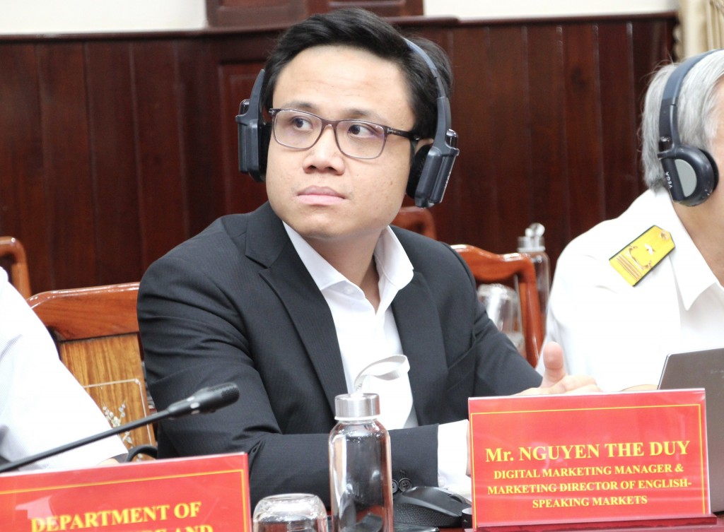 Ông Nguyễn Thế Duy - Giám đốc tiếp thị thị trường tiếng Anh Becamex IDC trao đổi tại hội nghị