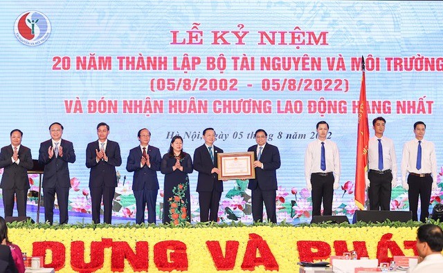 Thủ tướng Phạm Minh Chính thay mặt lãnh đạo Đảng, Nhà nước trao Huân chương Lao động hạng Nhất cho Bộ Tài nguyên và Môi trường - Ảnh: Nhật Bắc