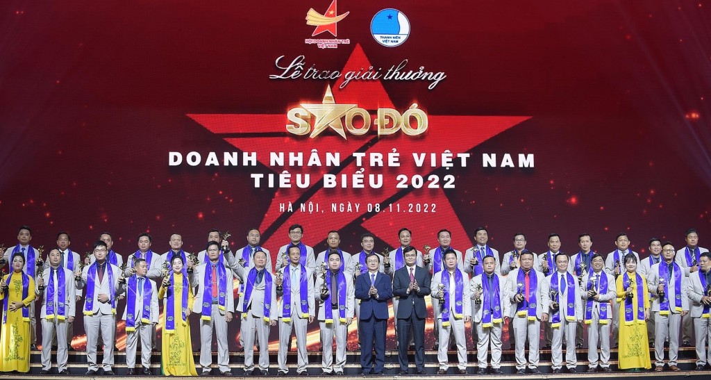Ông Huỳnh Thành Đạt và anh Bùi Quang Huy trao giải thưởng các doanh nhân trẻ Việt Nam tiêu biểu năm 2022