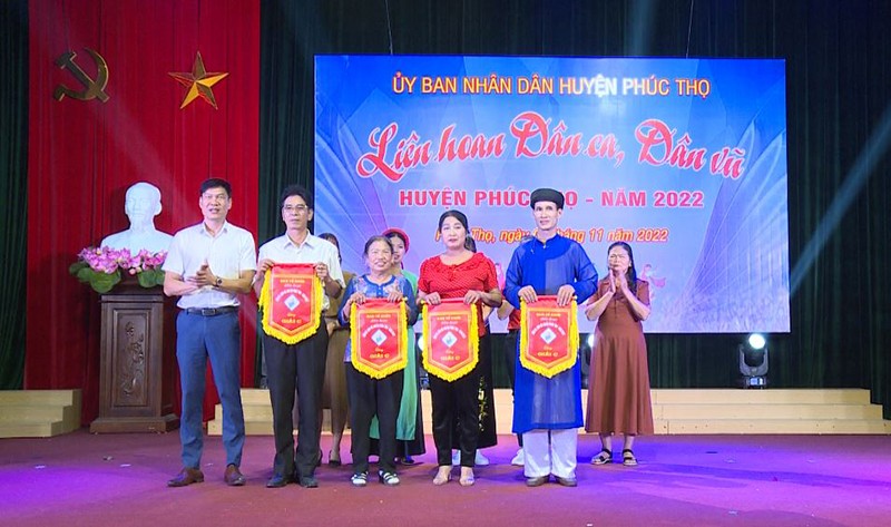 Ban Tổ chức trao giải cho các đội có thành tích cao tại Liên hoan
