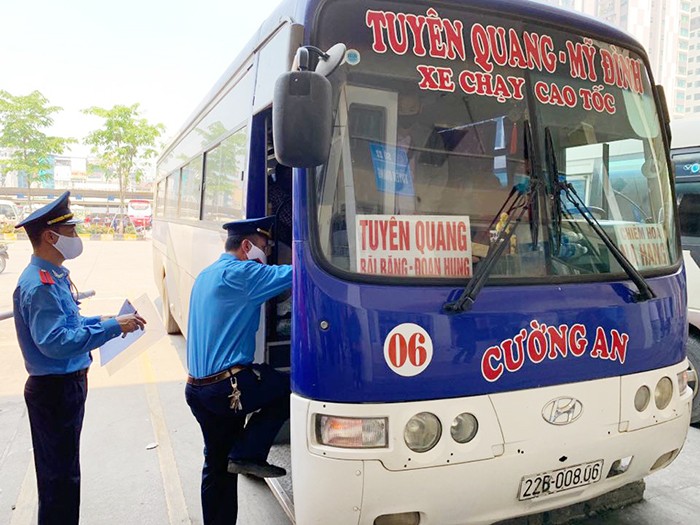 Thanh tra Sở GTVT Hà Nội kiểm tra phương tiện vận tải khách