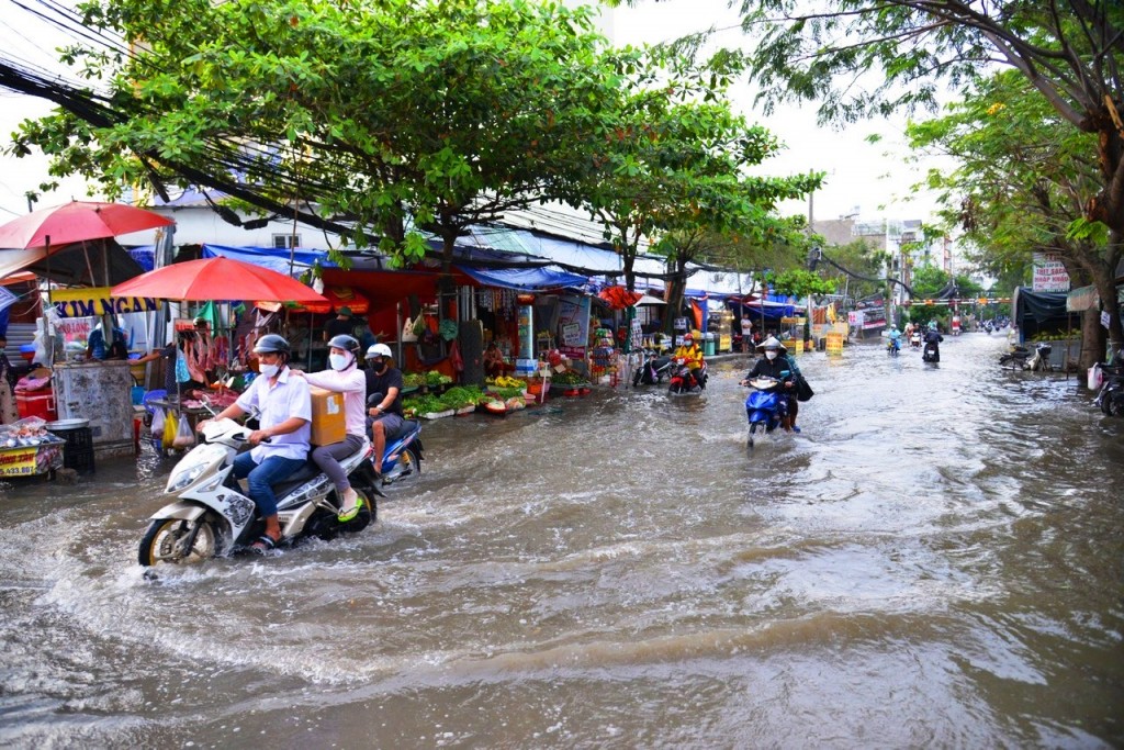 Nhiều nơi tại TP Hồ Chí Minh mưa cũng ngập và triều cường cũng ngập