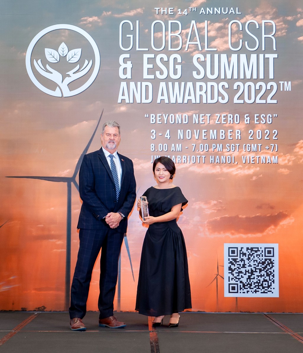 Bà Phạm Thị Bích Liên - Trưởng phòng Vận hành tiếp thị và Phát triển bền vững Home Credit Việt Nam - đại diện nhận giải “CSR & ESG Leadership Award 2022”.
