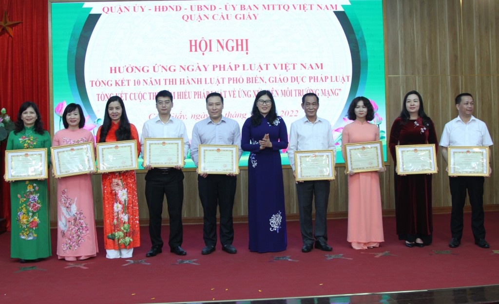 Quận Cầu Giấy: Khen thưởng nhiều tập thể, cá nhân dịp “Ngày pháp luật Việt Nam”