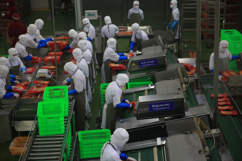 Không chỉ tạo lợi thế ở thị trường trong nước, xanh hóa sản xuất còn giúp nhiều doanh nghiệp Việt Nam có được những tấm vé thông hành là các chứng chỉ xanh, các tiêu chuẩn quốc tế
