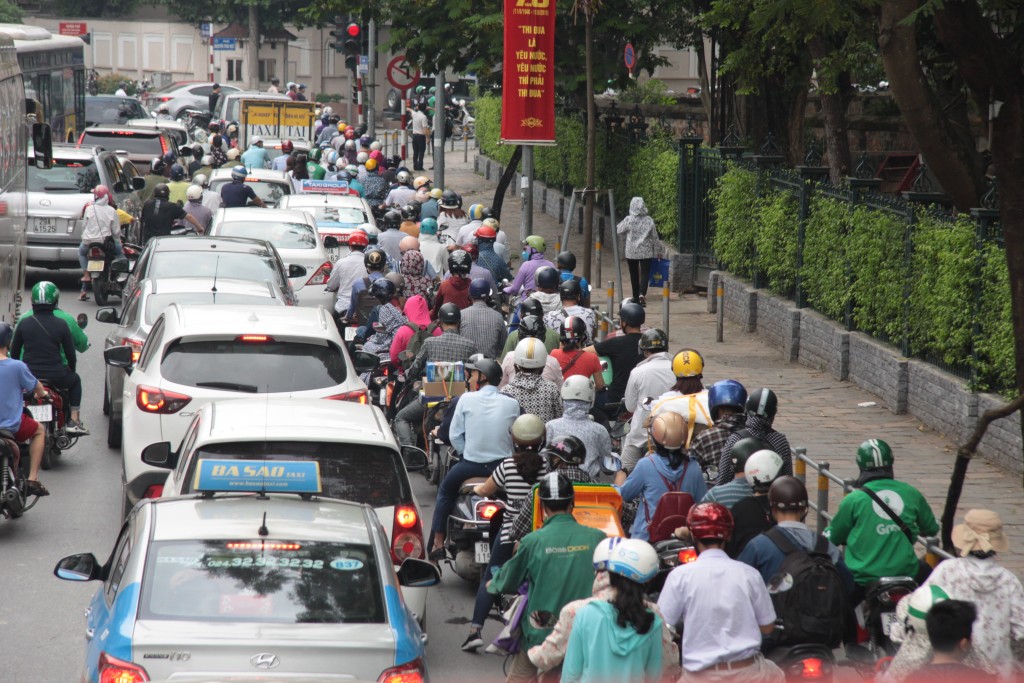 Thành phố Hà Nội hiện đang tăng cường quản lý phương tiện giao thông đường bộ nhằm giảm ùn tắc giao thông và ô nhiễm