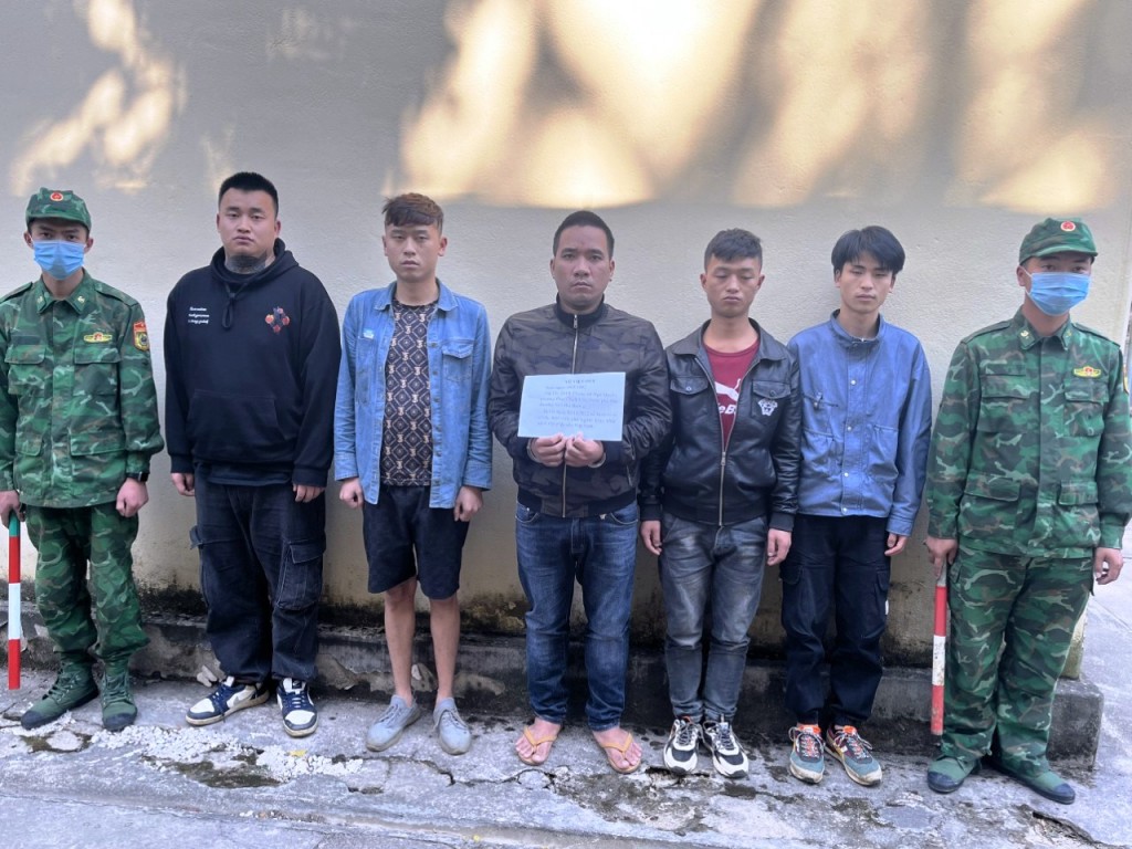 Đối tượng Vũ Việt Duy (giữa) và 4 công dân Trung Quốc bị tạm giữ tại Đồn Biên phòng Ngọc Côn.