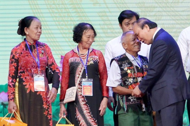 Chủ tịch nước Nguyễn Xuân Phúc tặng quà người có công