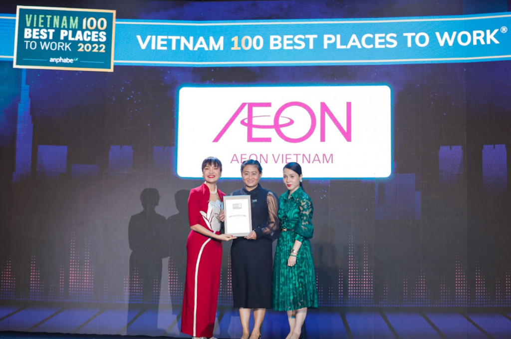 Bà Trần Thị Tuyết Trinh (đứng giữa), Trưởng phòng Nhân sự AEON Việt Nam  nhận giải tại lễ vinh danh Top 100 Nơi làm việc tốt nhất Việt Nam 2022