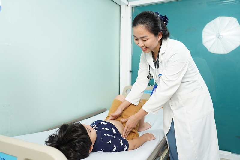  ThS.BS Dương Thị Thủy - Chuyên khoa Nhi, BVĐK MEDLATEC khám bệnh cho các bệnh nhi