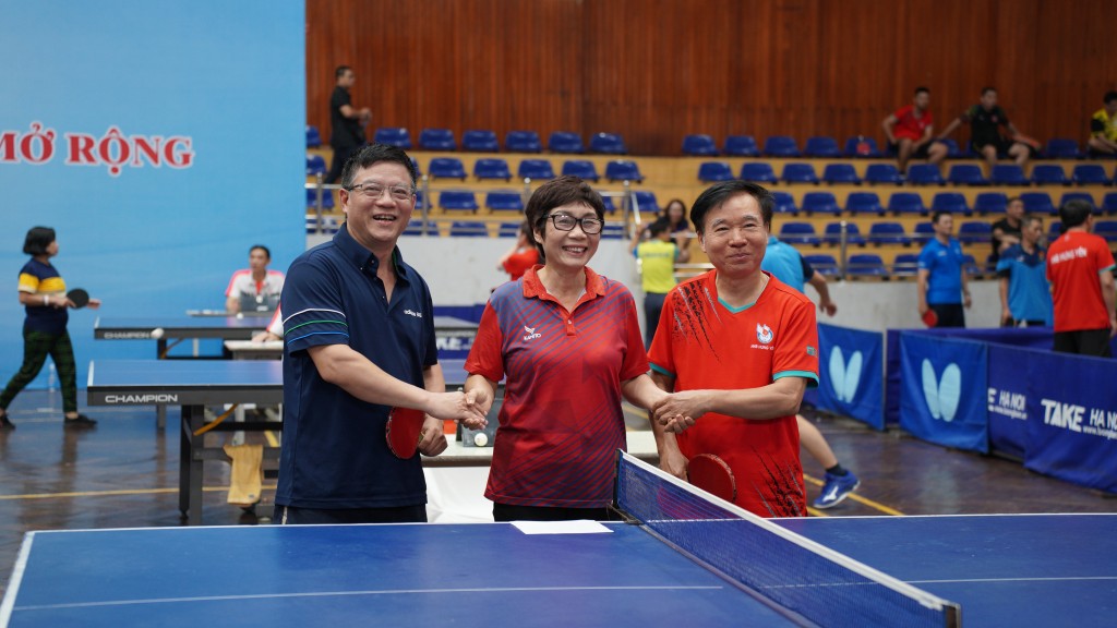 Trọng tài cùng hai vận động viên bắt tay giao hữu trước khi bắt đầu trận thi đấu Trọng tài cùng hai vận động viên bắt tay giao hữu trước khi bắt đầu trận thi đấu
