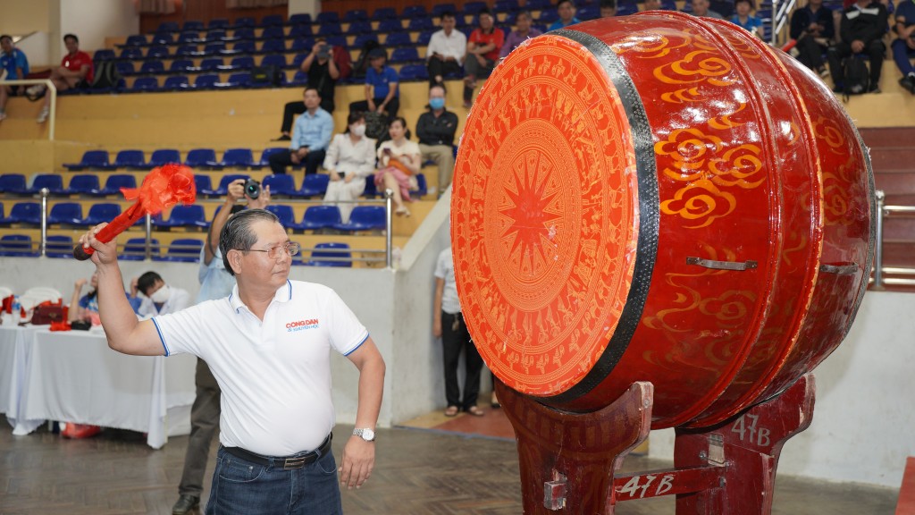 Nhà báo Tô Quang Phán đánh trống khai mạc hội khỏe