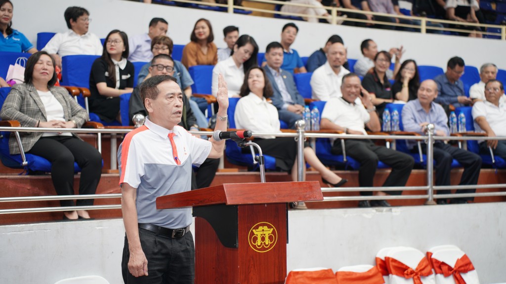 Đại diện Tổ trọng tài tuyên thệ trước trận đấu Đại diện Tổ trọng tài tuyên thệ trước trận đấu