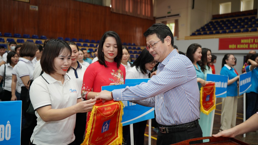 Báo Tuổi trẻ Thủ đô nhận cờ lưu niệm từ ban tổ chức Báo Tuổi trẻ Thủ đô nhận cờ lưu niệm từ ban tổ chức
