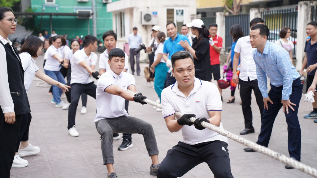 Các vận động viên báo Tuổi trẻ Thủ đô tham gia môn kéo co