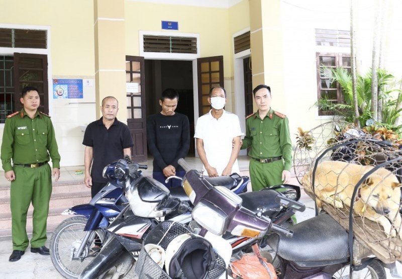 Các đối tượng cùng tang vật tại cơ quan Công an huyện Đức Thọ. (Ảnh: Công an Hà Tĩnh)