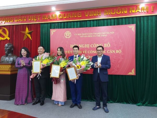 Đồng chí Đỗ Đình Hồng, Giám đốc Sở Văn hóa và Thể thao Hà Nội và đồng chí Trần Thị Vân Anh, Phó Giám đốc Sở Văn hóa và Thể thao Hà Nội trao Quyết định, tặng hoa cho các cán bộ