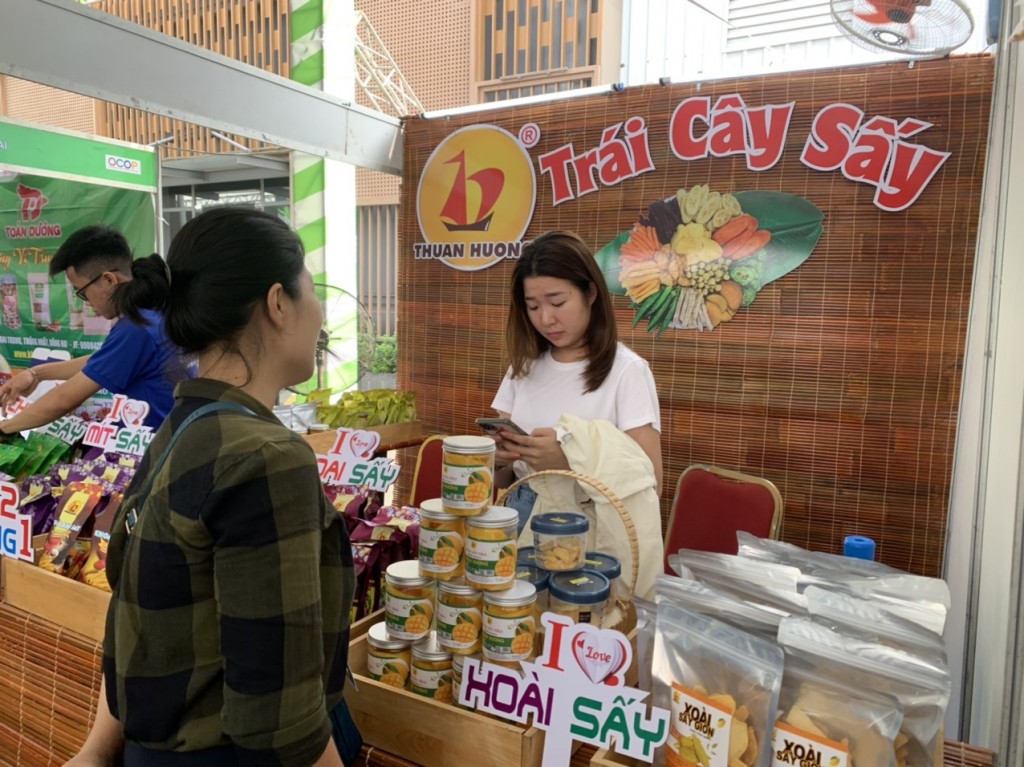  Đa dạng các mặt hàng nhằm đáp ứng mọi nhu cầu của người tiêu dùng khi đến tham quan và mua sắm tại đây