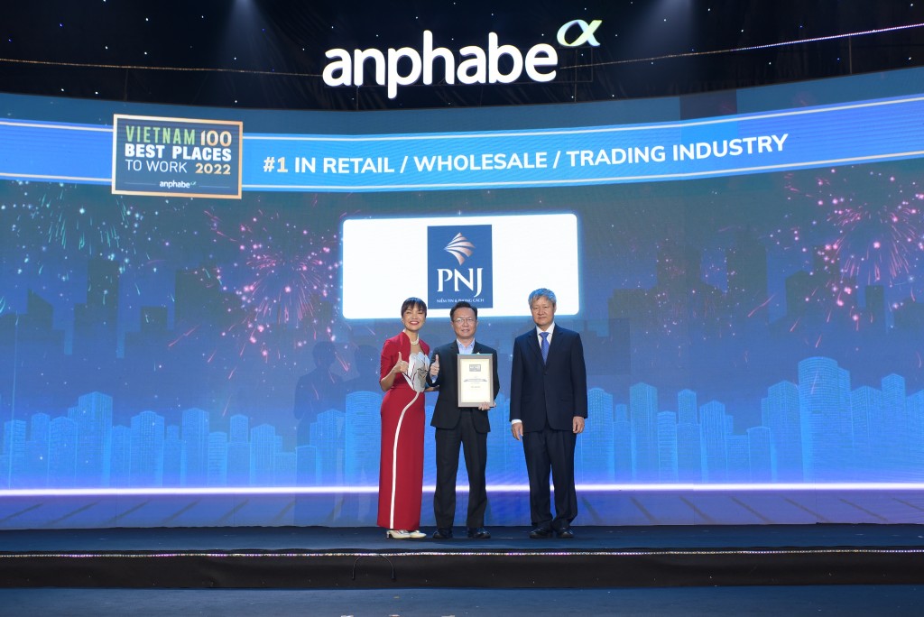 Ông Nguyễn Anh Hùng - Giám đốc cao cấp nguồn nhân lực PNJ - vinh dự nhận giải thưởng top 1 “Nơi làm việc tốt nhất Việt Nam” trong ngành bán lẻ. 