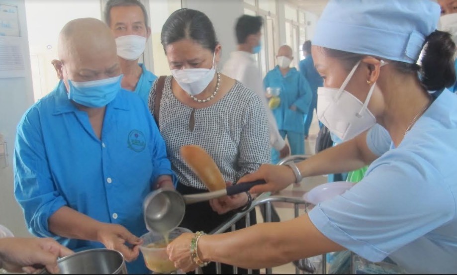 Hội Bảo trợ Phụ nữ và Trẻ em nghèo bất hạnh thành phố hỗ trợ bữa ăn miễn phí cho bệnh nhân nghèo tại Bệnh viên Ung bướu Đà Nẵng (Ảnh PV)