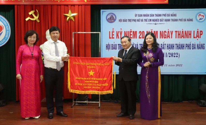 Lãnh đạo UBND thành phố Đà Nẵng tặng cờ chúc mừng dịp kỉ niệm 20 thành lập Hội Bảo trợ Phụ nữ và Trẻ em nghèo bất hạnh thành phố (Ảnh Đ.Minh)