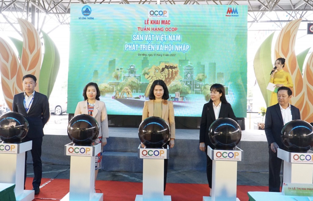 Bấm nút khai mạc “Tuần hàng OCOP – Sản vật Việt Nam phát triển và hội nhập” và kết hợp phát động “Tuần lễ khuyến mại kích cầu mua sắm Đà Nẵng 2022” (Ảnh Út Vũ) 