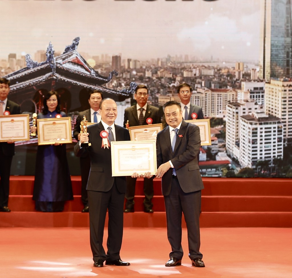 Ông Nguyễn Tất Thắng, Chủ tịch HĐQT Tập đoàn T&T Group đại diện doanh nghiệp lên nhận Cúp Thăng Long của lãnh đạo UBND thành phố Hà Nội trao tặng