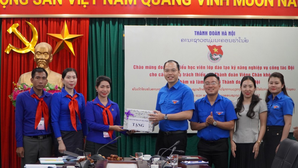 Đoàn đại biểu cán bộ phụ trách thiếu nhi Thành đoàn Viêng Chăn thăm, làm việc tại Thành đoàn Hà Nội