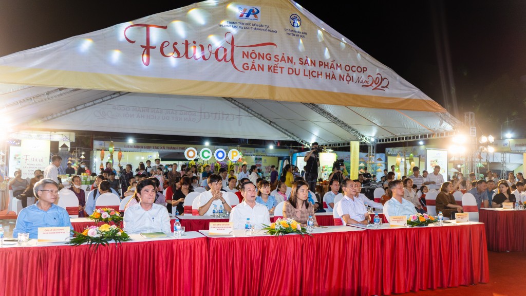 Các đại biểu tham dự lễ khai mạc chương trình Festival Nông sản, sản phẩm OCOP gắn kết du lịch Hà Nội năm 2022