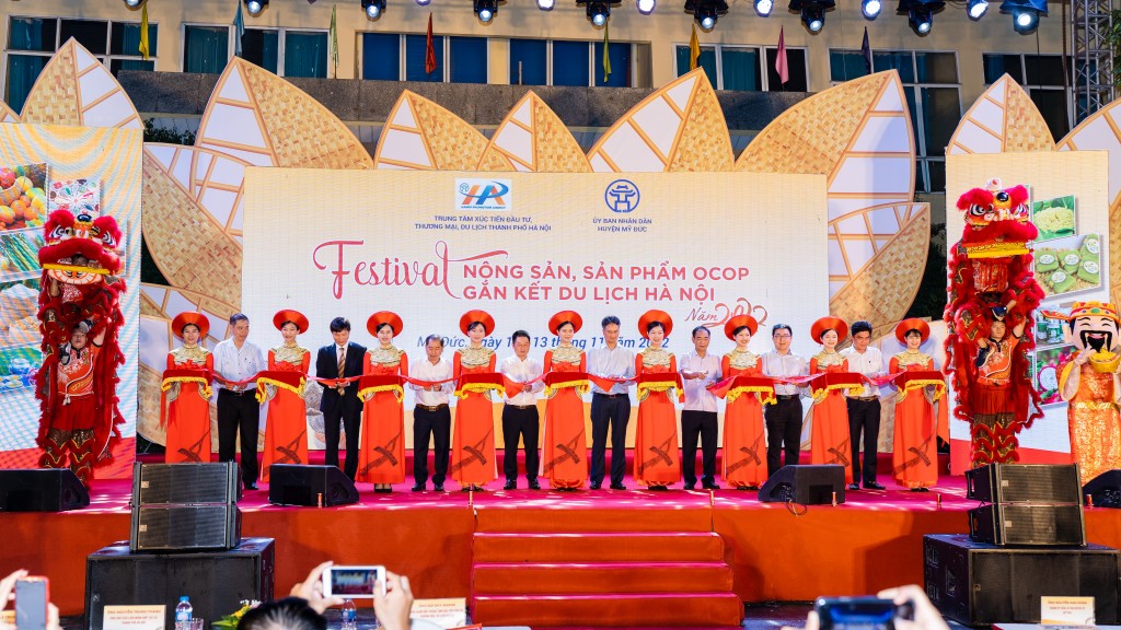 Đại biểu tham dự cắt băng, chính thức khai mạc Festival Nông sản, sản phẩm OCOP gắn kết du lịch Hà Nội năm 2022 tại huyện Mỹ Đức