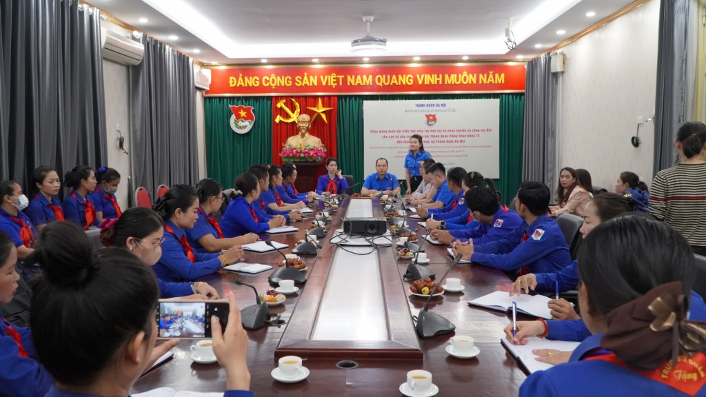 Đoàn đại biểu cán bộ phụ trách thiếu nhi Thành đoàn Viêng Chăn thăm, làm việc tại Thành đoàn Hà Nội