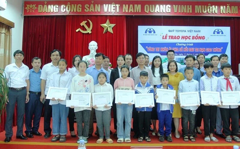 Đại diện các nhà tài trợ, các đơn vị, địa phương chụp ảnh lưu niệm với các em học sinh nhận được học bổng Vòng tay nhân ái