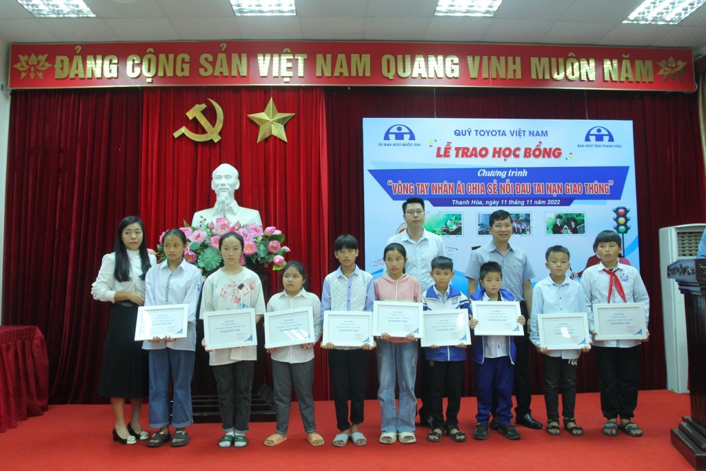 Đại diện Quỹ Toyota Việt Nam trao học bổng Vòng tay nhân ái tại buổi lễ