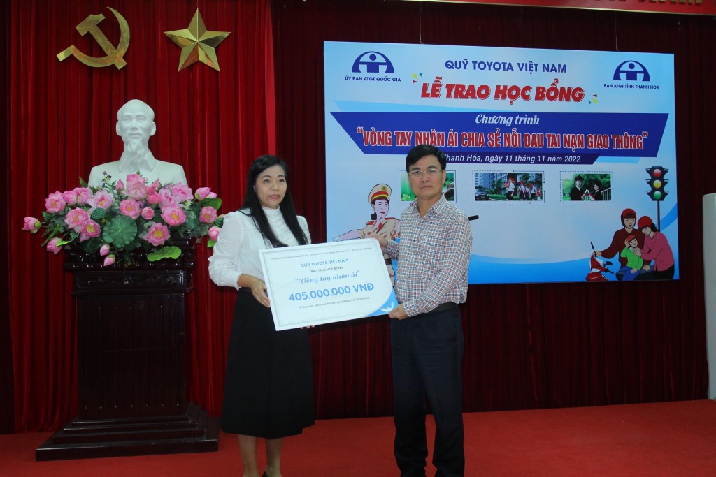 Đại diện Quỹ Toyota Việt Nam trao học bổng Vòng tay nhân ái tại tỉnh Thanh Hóa