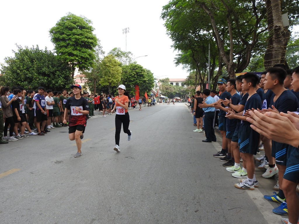 Về đích trong tiếng vỗ tay