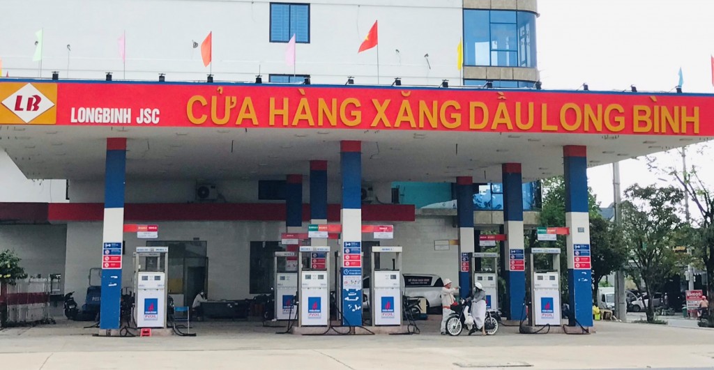 Nhân viên cửa hàng xăng dầu Long Bình ra hiệu cho phương tiện quay đầu xe vì cửa hàng tạm thời hết xăng (Ảnh Đ.Minh)