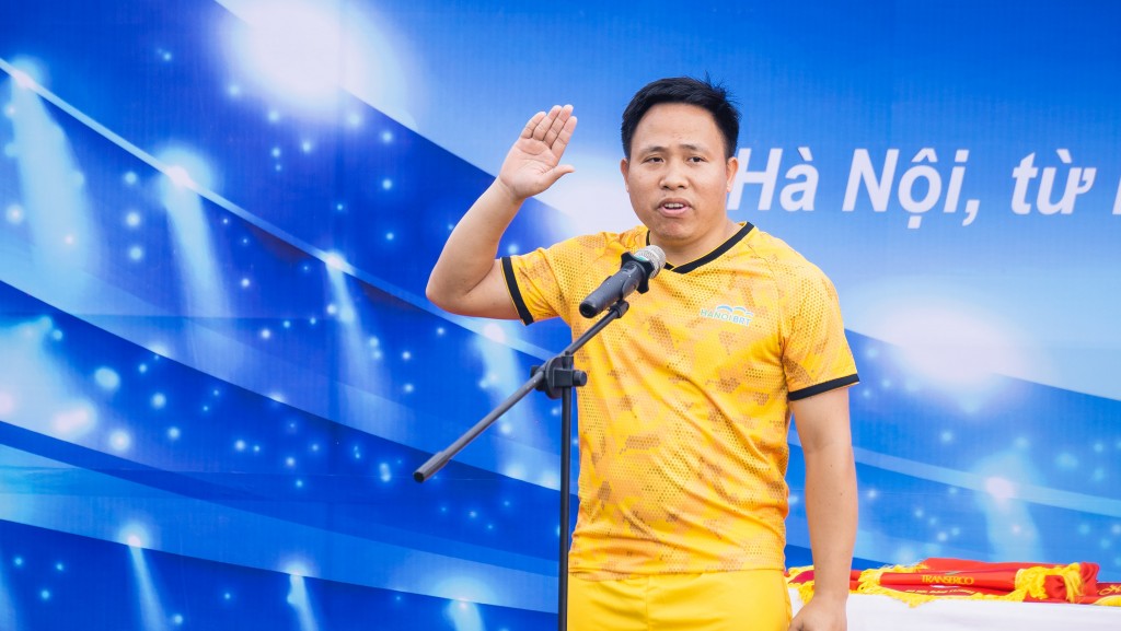 Cầu thủ Lê Thành Công (Xí nghiệp BRT, Tổng Cổng ty Vận tải Hà Nội) đại diện 170 cầu thủ tuyên thệ trước giải đấu Cầu thủ Lê Thành Công (Xí nghiệp BRT, Tổng Cổng ty Vận tải Hà Nội) đại diện 170 cầu thủ tuyên thệ trước giải đấu