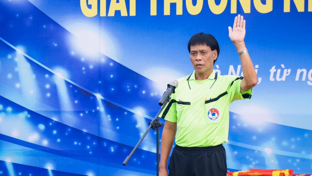 Trọng tài Lê Quang đại diện Tổ trọng tài cam kết chấp hành nghiêm các quy định của BTC giải, điều lệ thi đấu. Điều hành các giải đúng luật thi đấu hiện hành. Điều hành các giải với tinh thần trong sáng, trung thực, công bằng, kiên quyết và không thiên vị Trọng tài Lê Quang đại diện Tổ trọng tài cam kết chấp hành nghiêm các quy định của BTC giải, điều lệ thi đấu. Điều hành các giải đúng luật thi đấu hiện hành. Điều hành các giải với tinh thần trong sáng, trung thực, công bằng, kiên quyết và không thiên vị