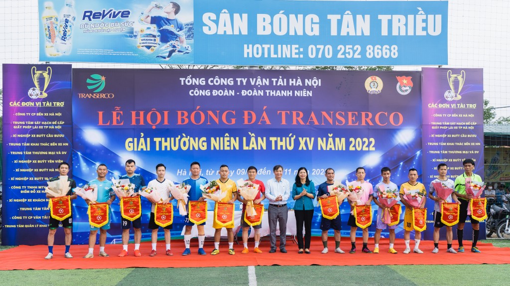 Ban Tổ chức tặng cờ lưu niệm cho Tổ trọng tài và 12 đội tham gia giải đấu Ban Tổ chức tặng cờ lưu niệm cho Tổ trọng tài và 12 đội tham gia giải đấu